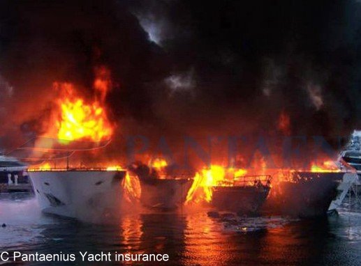 Yachten in Flammen  Feuer an Bord einer Yacht